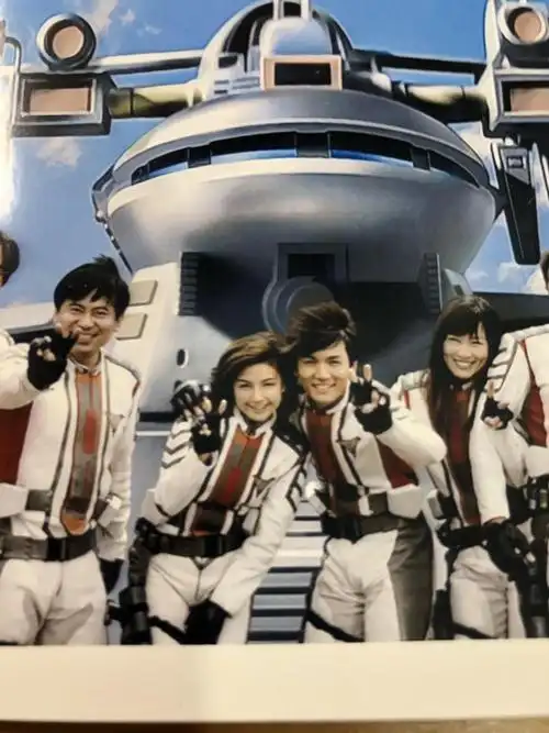 迪迦奥特曼胜利队合影迪迦奥特曼纪念照胜利队合影高清版带相框乳白色