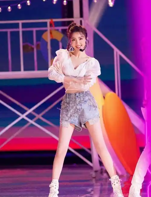 毛晓彤长得甜身材也好,"上下皆露"穿法尽显婀娜身姿,又纯又欲_面料