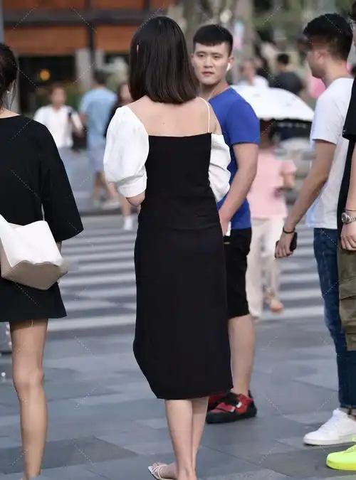 黑色修身裙,与白色泡泡袖完美融合,更显十足设计感