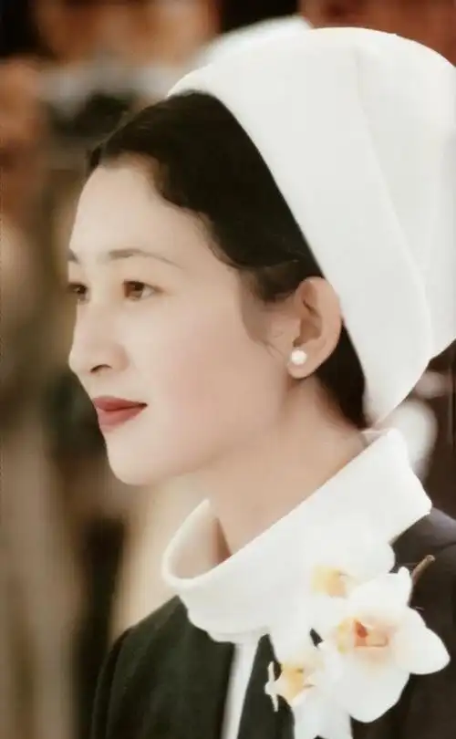 上的皇家生活并没有我们想象中的那么美好,比如日本皇后正田美智子,在