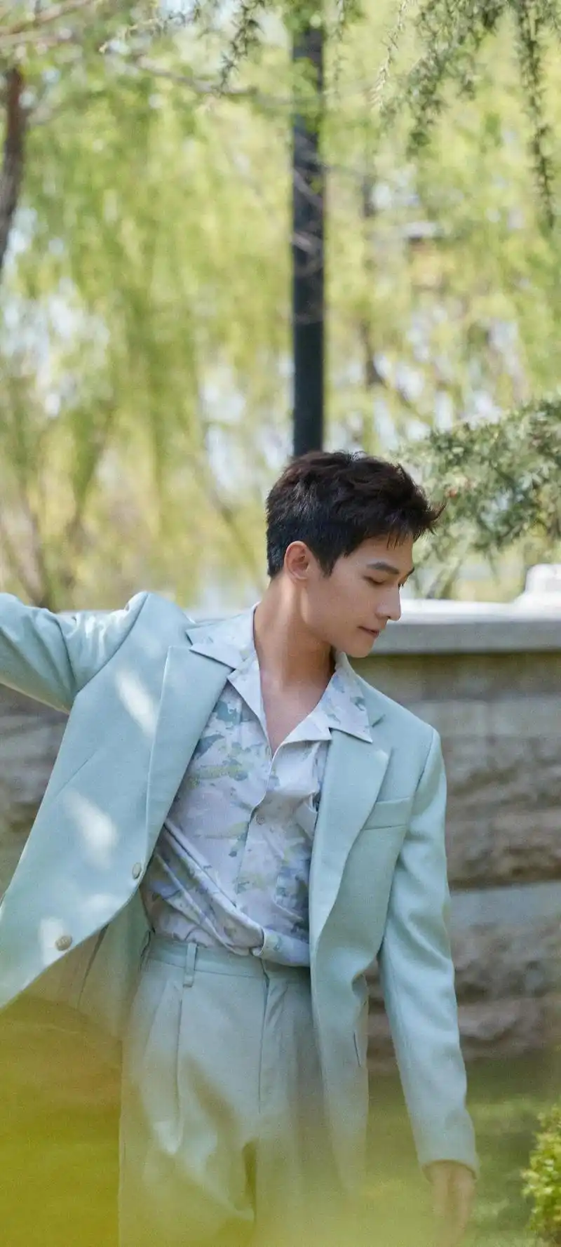 这张壁纸以杨洋的帅气形象为主题,阳光般的笑容和精致的侧脸线条,无疑