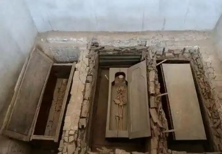 梳妆楼元墓棺木排列方式,中间为树棺