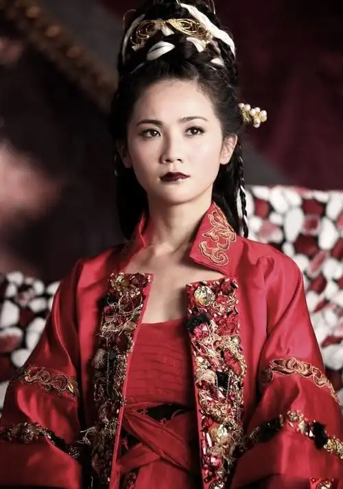 蔡卓妍《剑侠》剧照图片曝光 一身红衣更显魅力