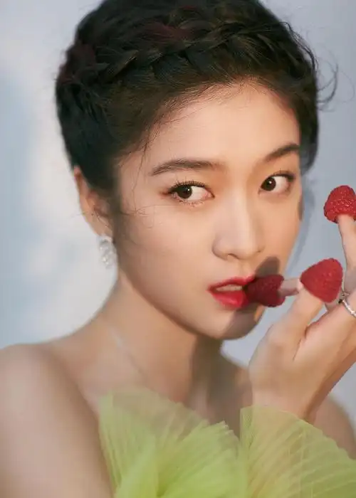 张雪迎优雅迷人写真