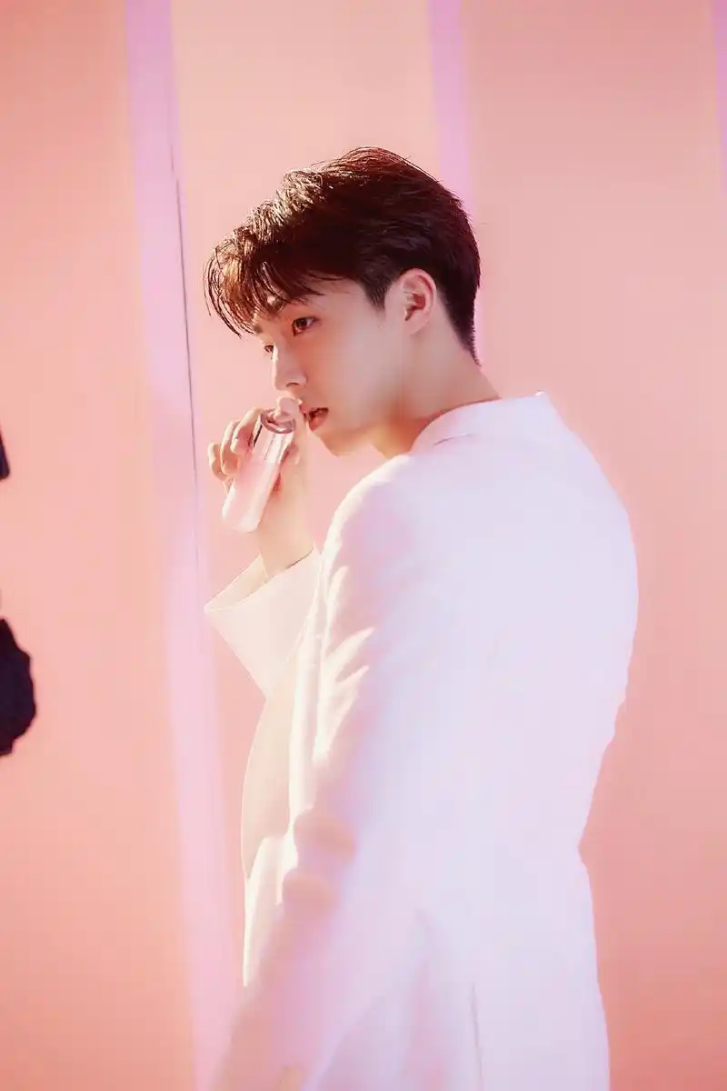 品牌更新陈立农帅照 粉a农农可爱到让人移不开眼