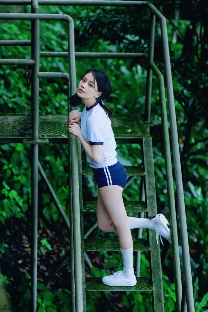 马思纯清纯化身学生妹 超短裤大秀长腿