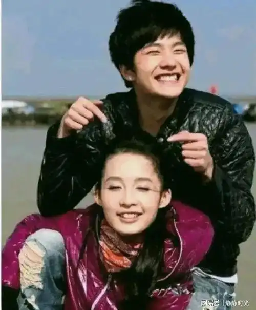 李沁和杨洋是通过《新红楼梦》而结缘,两人在剧中分别饰演贾宝玉和薛