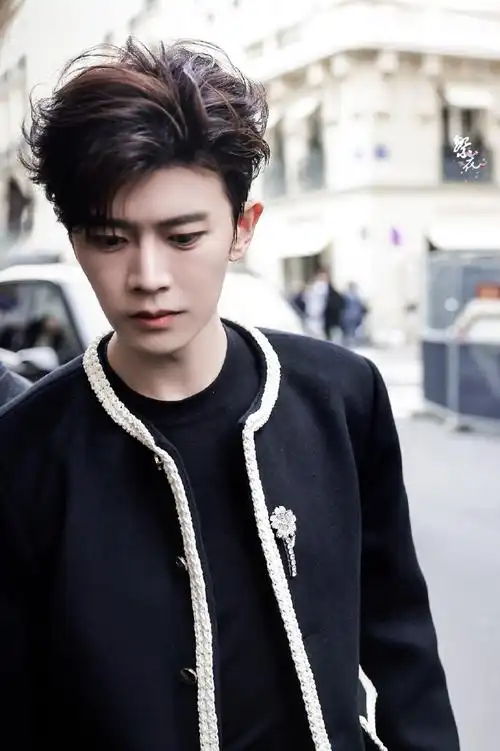 人任嘉伦出席roger vivier品牌探店活动,正式开启#巴黎时装周#行程,一