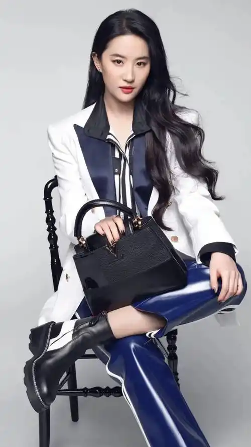 刘亦菲身穿白色西装外套,蓝色直筒皮裤 ,演绎悠然气韵