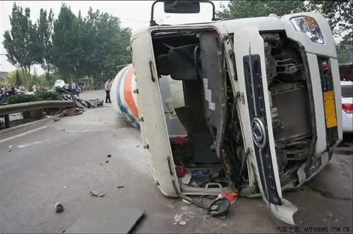 珍爱生命远离大车小车被水泥搅拌车压成铁饼