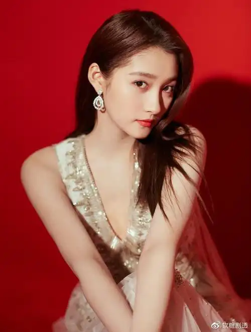 关晓彤穿吊带短裙参加活动小腰盈盈可握屏幕装不完大长腿