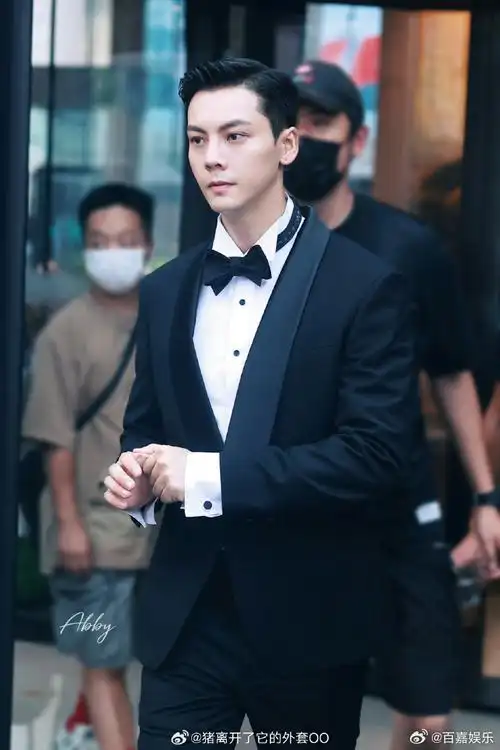 陈伟霆新剧最新路透图##陈伟霆黑西装油头三七分