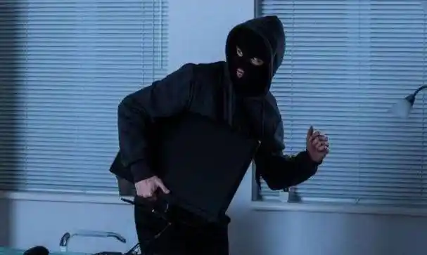 15年深夜,湖北16岁女孩熟睡中遭绑架,劫匪却因一句话放了她