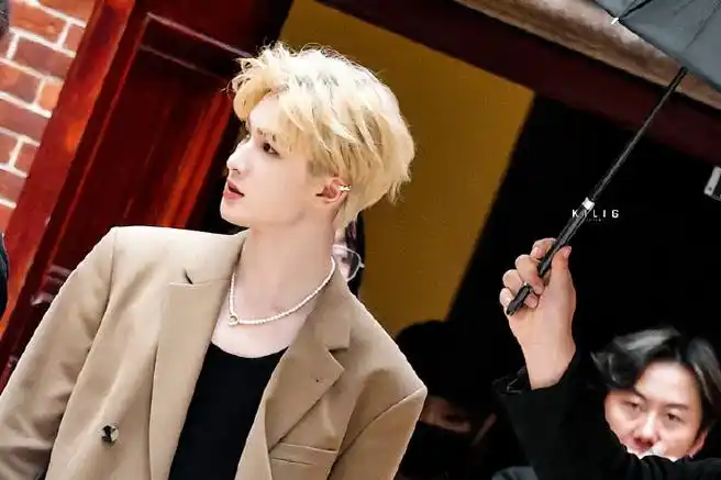 朱正廷棕色西装造型