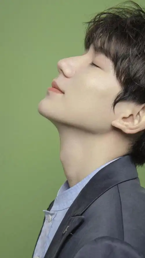 王源神级侧颜绝杀图 是比好看还特别的存在呀