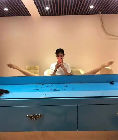 金晨椅子上劈叉自拍两条腿的形状吓坏了网友
