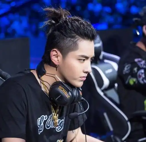 有颜就是任性,吴亦凡的发型酷帅范儿十足!