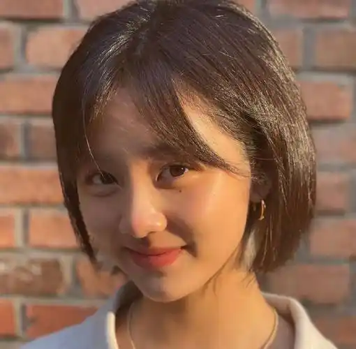 黄磊女儿黄多多晒美照 短发红唇对镜比耶甜美十足