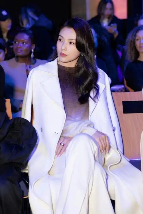 刘涛的fw游记#体感优雅的时装温度,梳理晕染的时尚刻度,与光阴同行