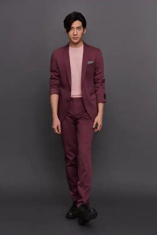 属于井柏然的时尚潮流时刻,西装装扮尽显绅士,休闲装扮尽显青春