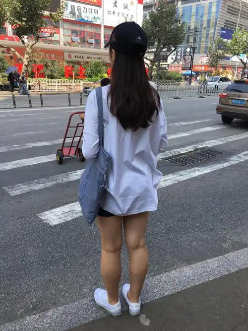 等待过马路的背影女孩