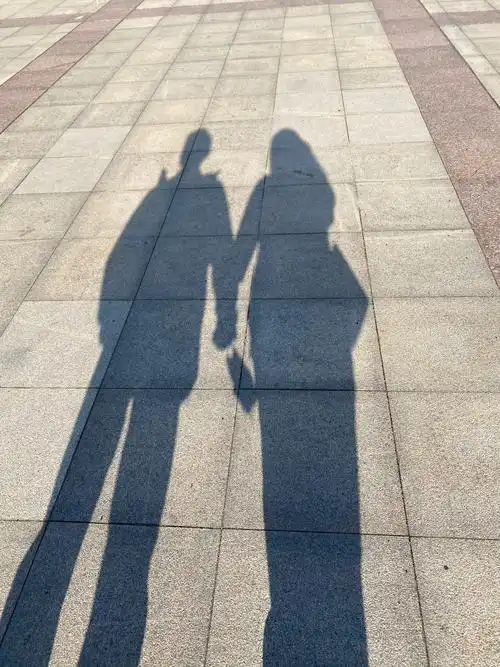 求情侣影子照片真实点