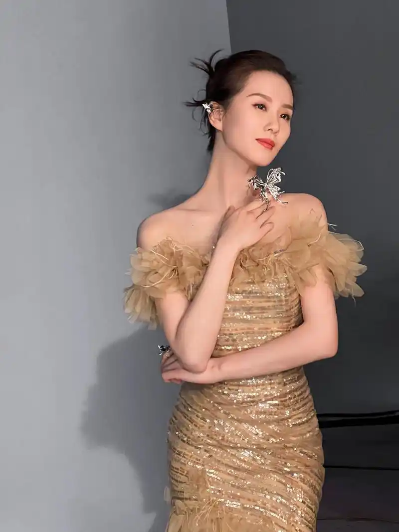 刘诗诗金色抹胸裙高贵优雅 秀修长天鹅颈气质超群