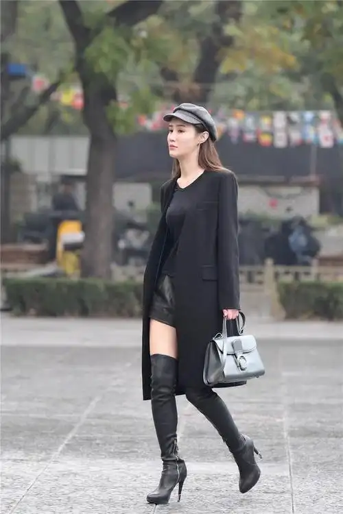 黑色细高跟过膝长靴,修身款式,搭配黑色风衣,时尚抢眼_美女