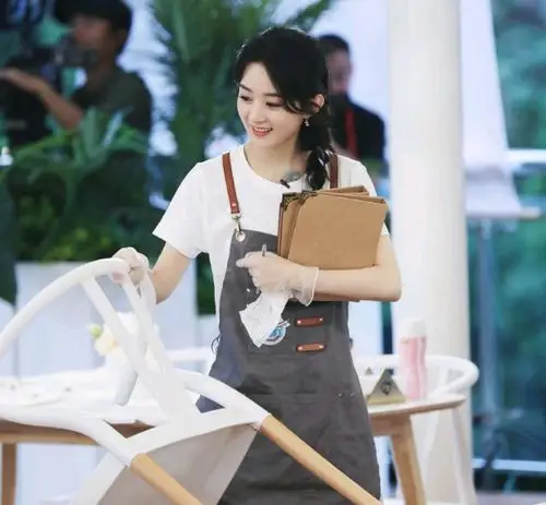 昨天 我要分享 《中餐厅4》作为赵丽颖产后复出的第一部综艺,赵丽颖顺