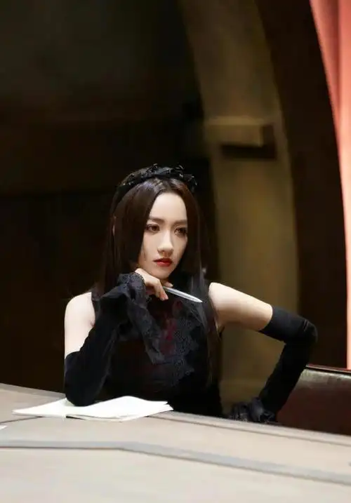 综艺节目《明星大侦探》第八季,杨蓉的新造型又来了,这一次不仅风格大