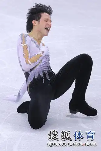 图文冬奥会花样滑冰男单自由滑威尔单膝跪地