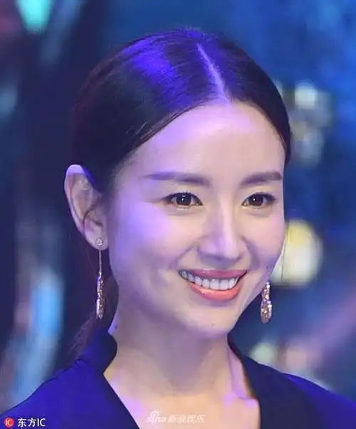 37岁董洁明眸浅笑甜美似少女