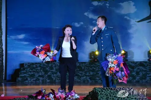 国家一级演员,著名歌手林萍压轴出场,她一口气连唱《为我们的今天喝彩