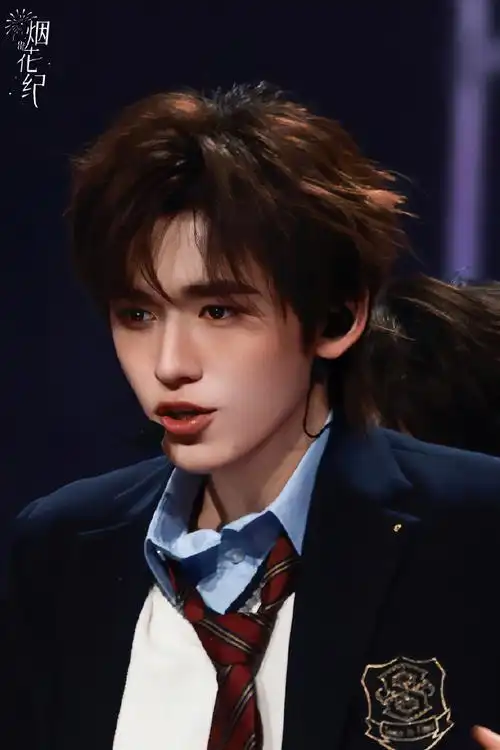 宋亚轩超话240113#微博之夜#你看到的我是蓝色的hashtag: 04 美高