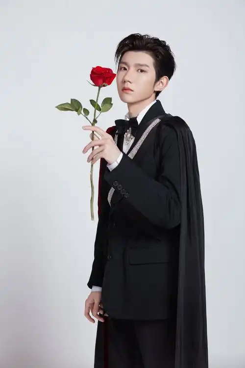 王源| 西装大片合集 可盐可甜王源源,怎么什么颜色都能驾驭啊!