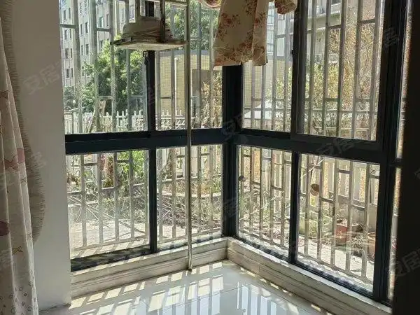 无锡宜兴宜城金城花园b2区出租金城花园,一楼带花园,两室两厅,精装