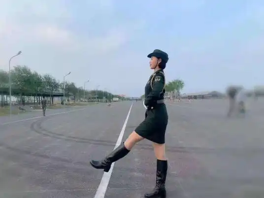 中华人民共和国成立70周年阅兵式上,由352名官兵组成的女兵方队亮相,"