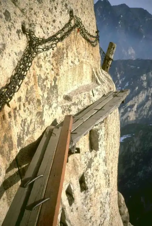 触目惊心的华山栈道