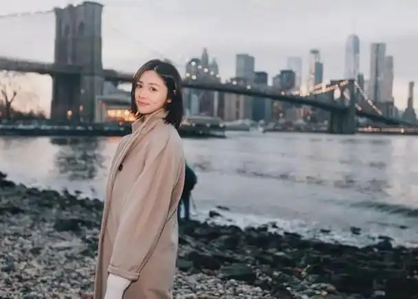 由于在伍倩玉小的时候,父亲经常因为工作繁忙,对她照