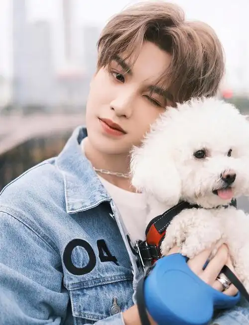 黄明昊美特斯邦威大秀出图卷毛勾勾justin和卷毛小狗狗可爱到