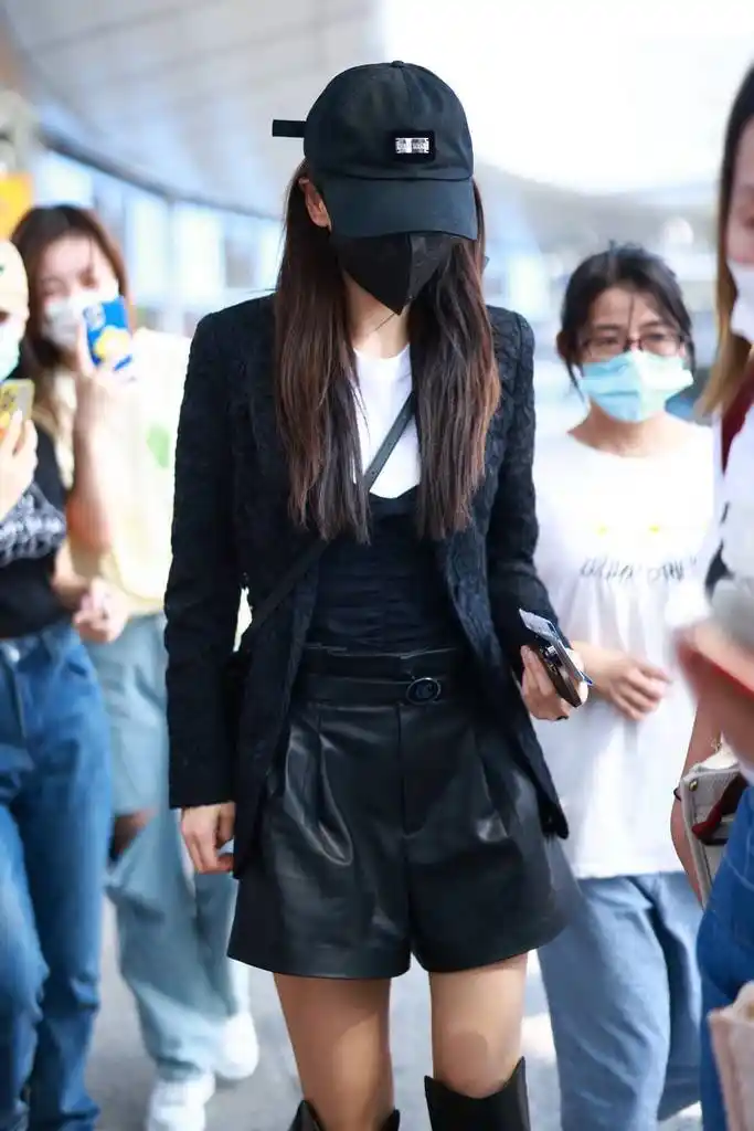 angelababy身穿黑色皮短裤搭配高筒靴超酷现身