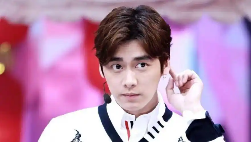 李易峰:从天塌到素人,青城山独自爬山,他的转变令人感动