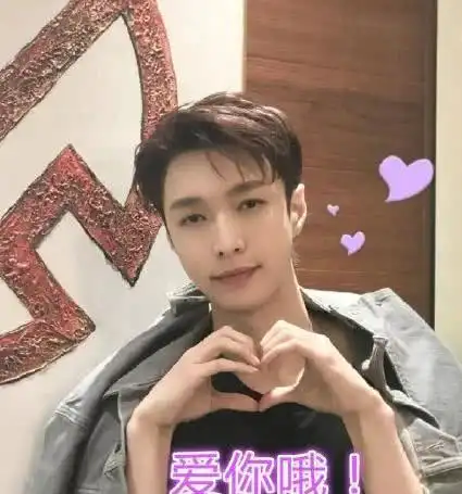 然而,有网友把张艺兴双手比心的照片和热巴的照片一起,画面真是感觉太