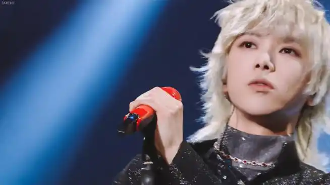 华晨宇白色狼尾造型##华晨宇非凡之夜连唱三首