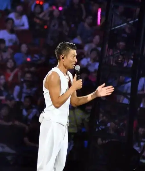 56岁刘德华扎丸子头满脸胡须弯腰驼背显老态