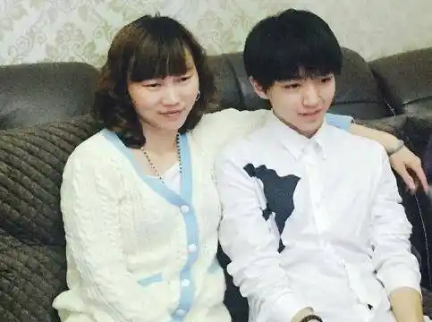 王俊凯妈妈20岁照片首公开颜值神似赫本这气质不出道可惜了
