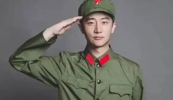 男星军装照大pk,陈伟霆最帅气,朱亚文,欧豪最有男子气概_造型_剧照