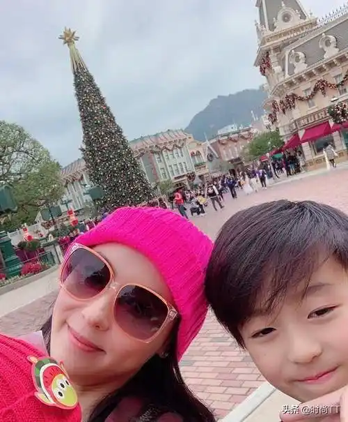 小林青霞带三胎小儿现身,素颜穿粉衣身上绑婴儿背带,三娃妈不容易