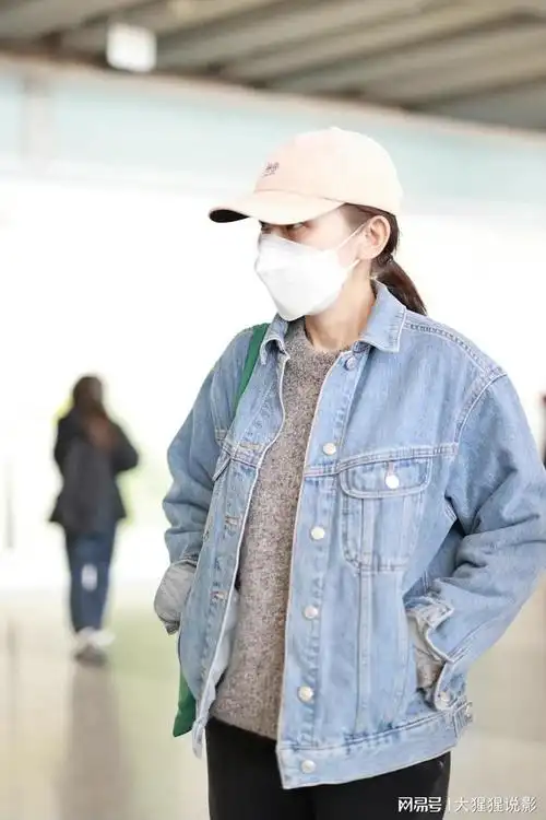 低调影后热依扎:机场牛仔外套,风格随性洒脱,搭配毛衣休闲裤!