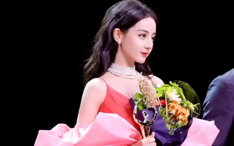 (微博之夜)美神迪丽热巴 解锁新造型